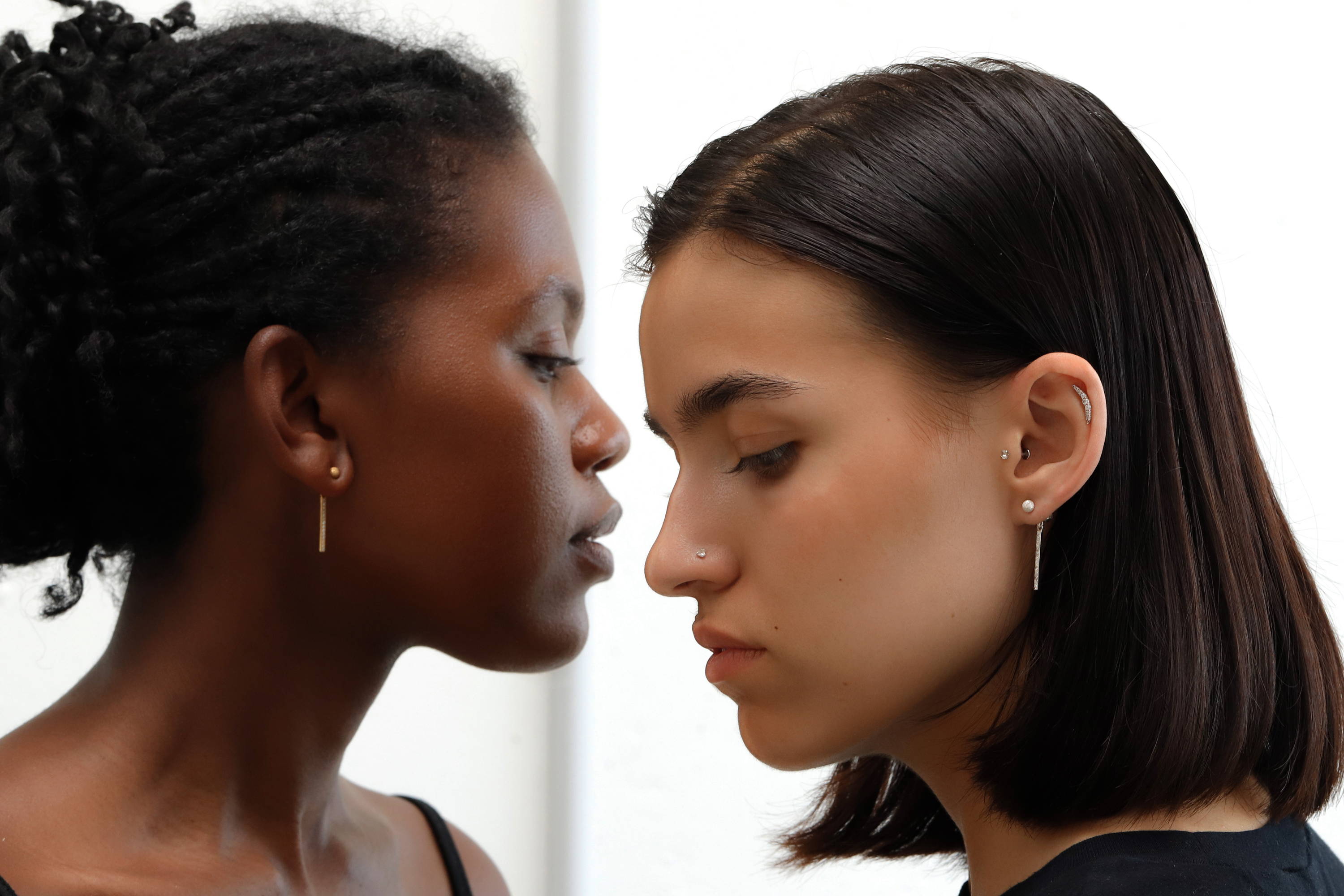 Boucles D'oreilles Pendantes Modernistes à Clip - Métal Argenté, Signature Au Dos