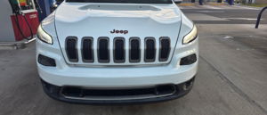 2016 Jeep Cherokee with HornBlasters Sniper Electric Horn behind the grille