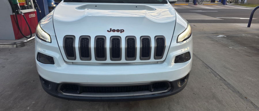 2016 Jeep Cherokee with HornBlasters Sniper Electric Horn behind the grille
