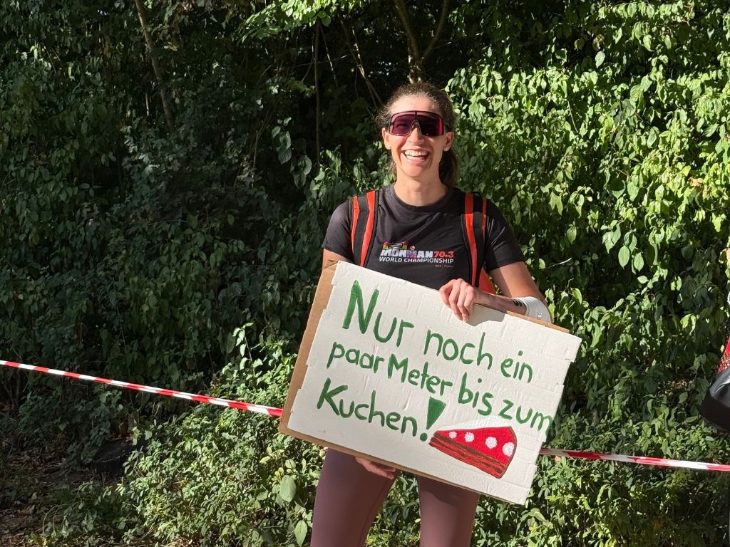 Zuschauerin mit Plakat beim triathlon.de CUP Königsbrunn 2026.