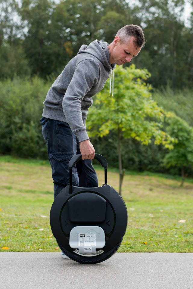 Kingsong KS16S Review trolley handle extended