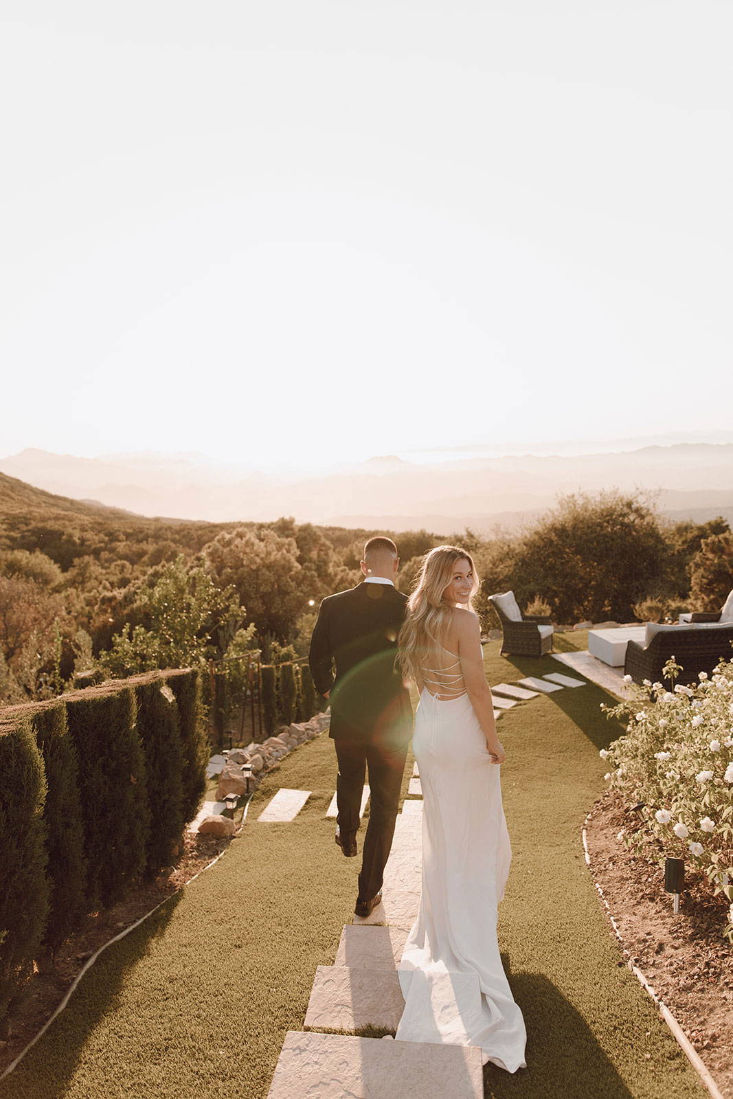 La mariée et le marié se promènent sur le lieu du mariage