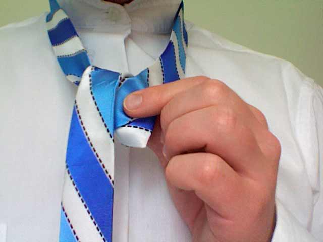 How to tie a full windsor knot step 5b