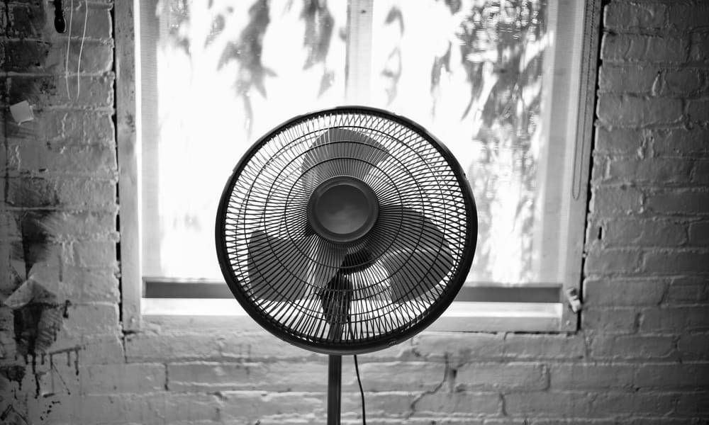 ventilador en casa antigua en blanco y negro