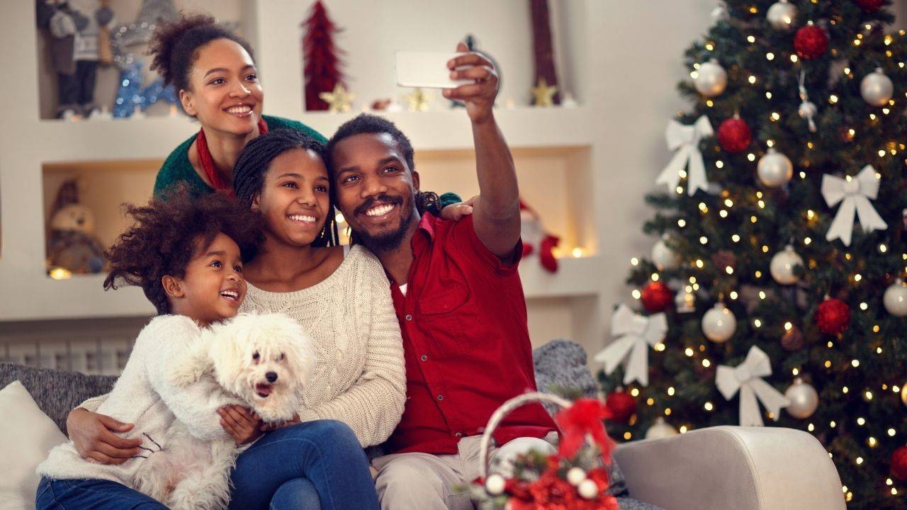 How to take pet Christmas photos with family