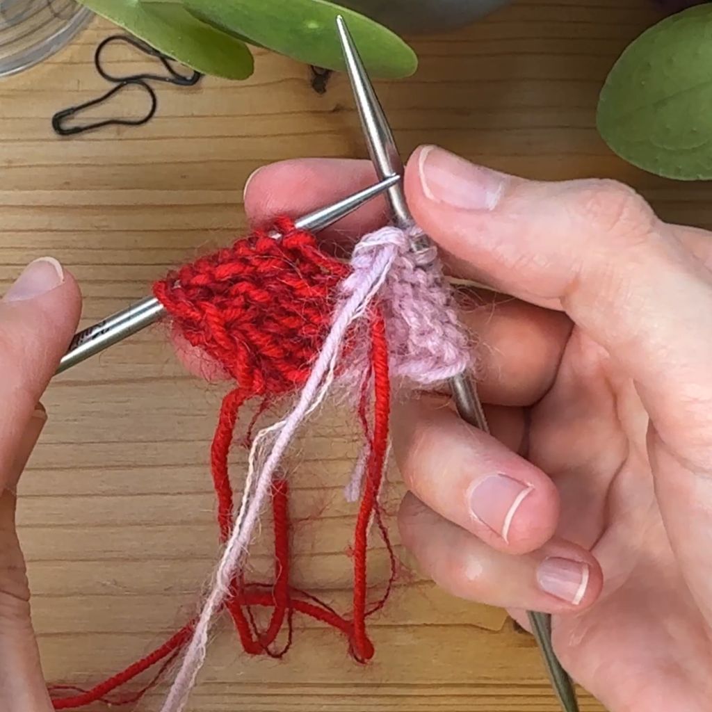 Farbwechsel stricken. Schritt 1.: Lass den Faden deiner alten Farbe hängen.
