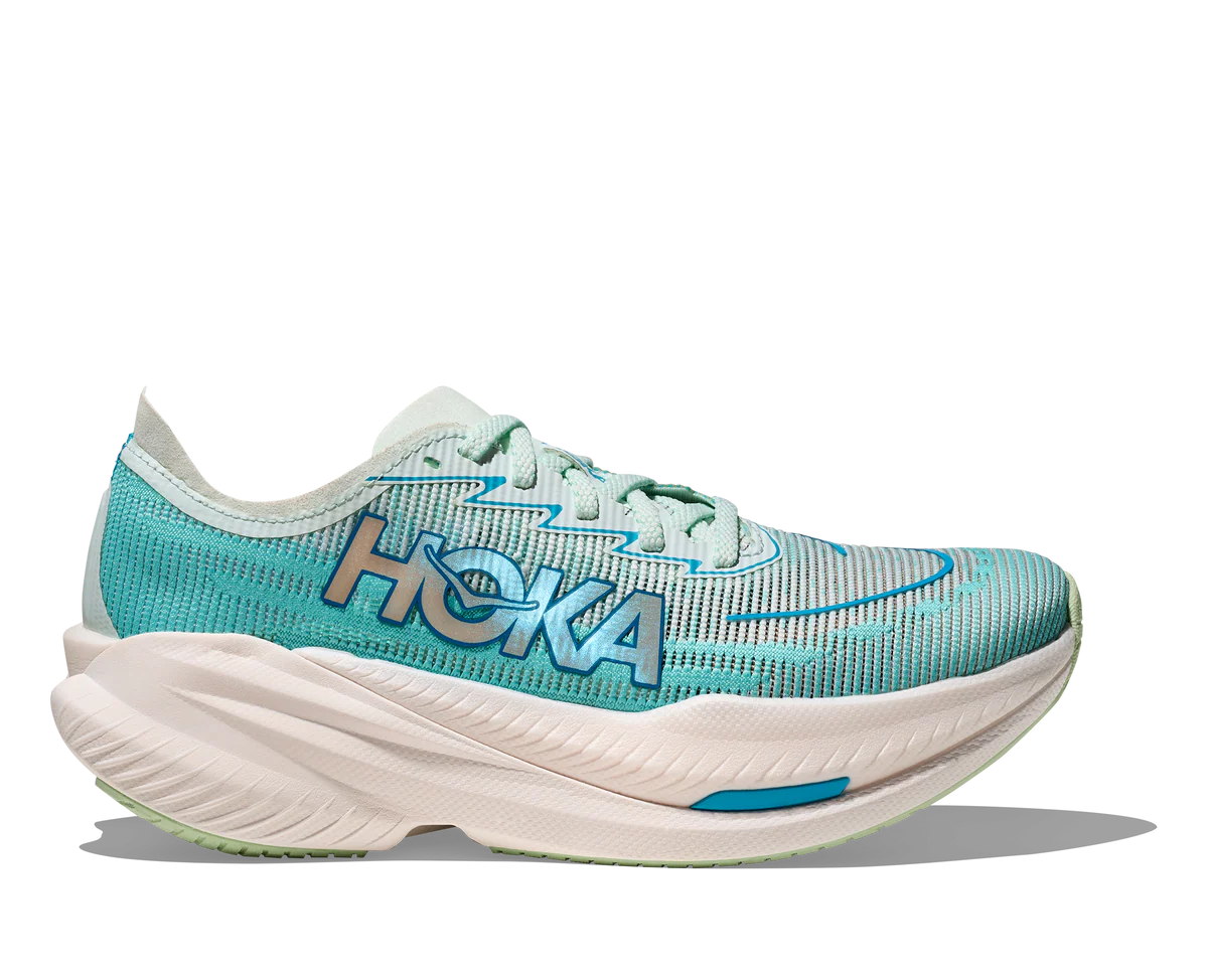 Der Hoka Mach X 2 Laufschuhe für Damen in der Farbe Snow Melt/Blue Spark in seitlicher Ansicht.