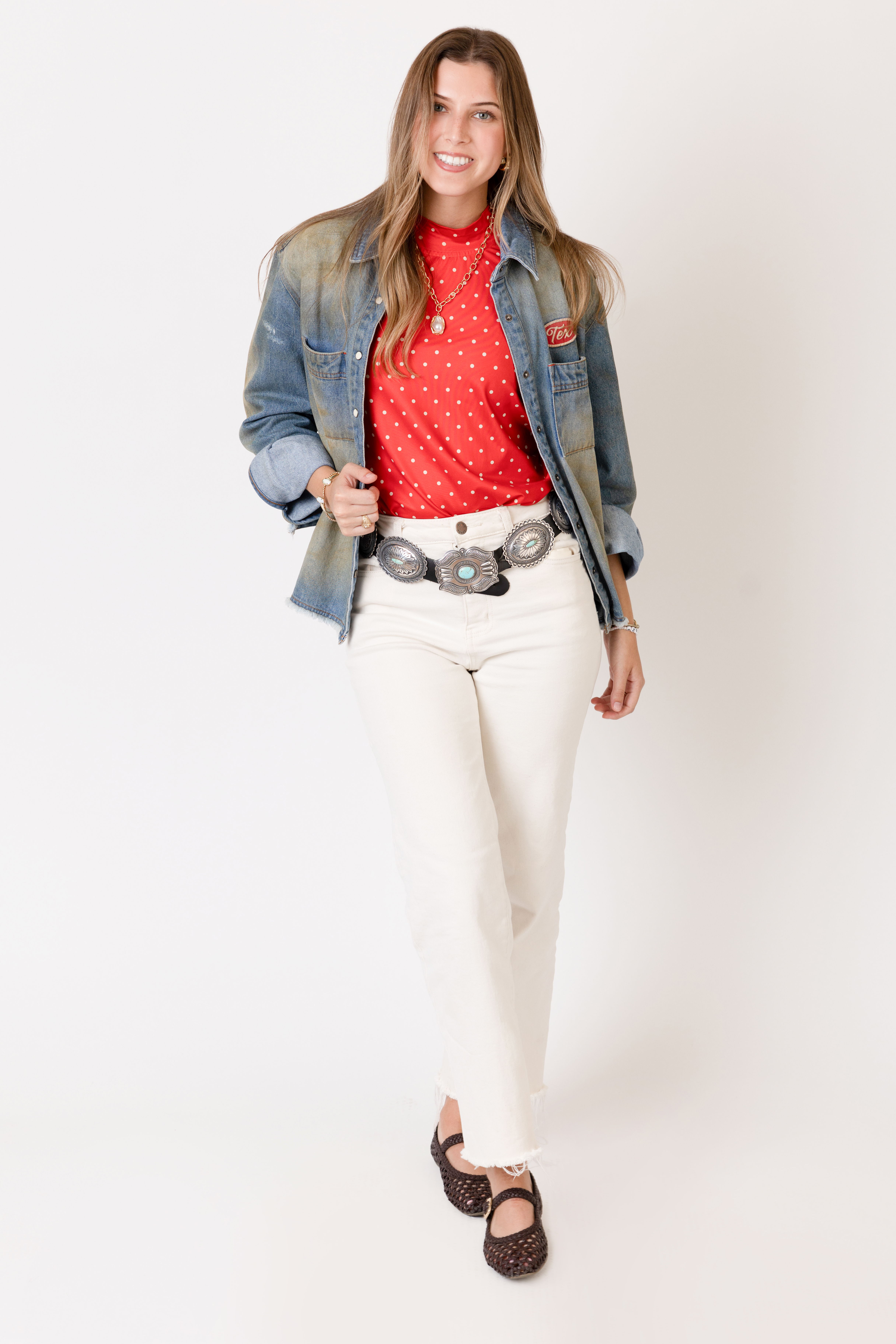 Ella Boswell put together a precious look, pairing the Cade Top and Driller’s Denim Jacket with classic white jeans!