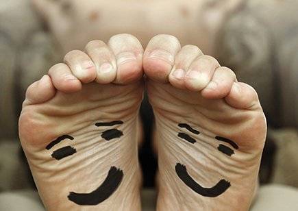 Una imagen de pies con caras sonrientes