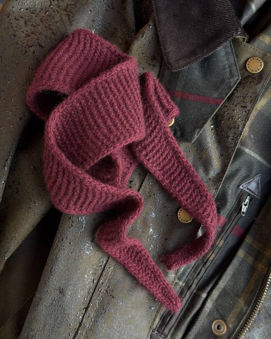 Bordeaux Sophie Scarf på regnvåd jakke