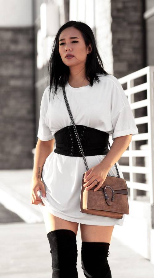 Tendances mode montréalaise : T-shirt boyfriend avec corset et bottes hautes