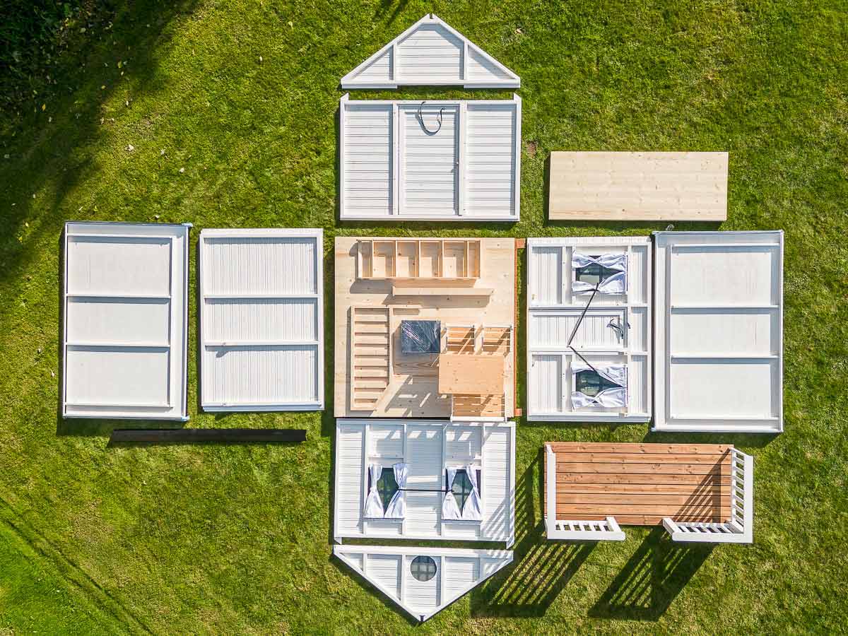 a2 disain mängumaja valmispaneelid, katus, terrass, lastemööbel murul