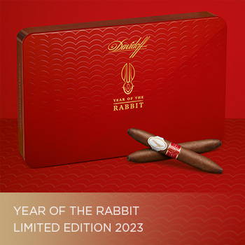 Year of the Rabbit Limited Edition 2023 Zigarrenbox mit gekreuzten Zigarre davor liegend.