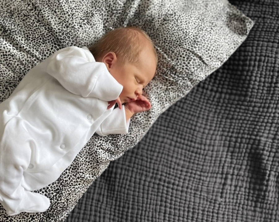 Bebé durmiendo sobre una funda de almohada de seda con estampado de leopardo de mayfairsilk