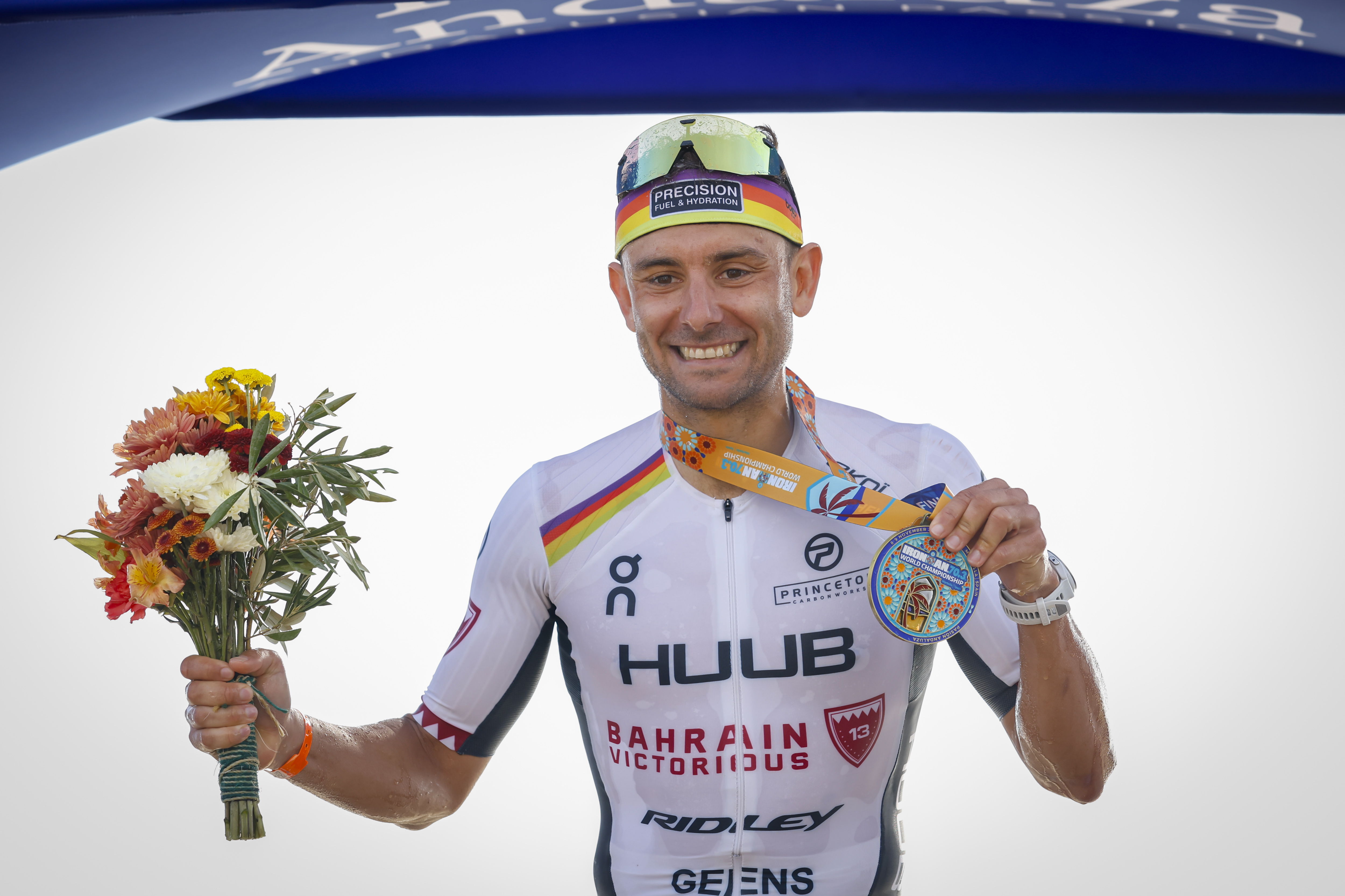 Jelle Geens aus Belgien posiert nach der Flower Ceremony der IRONMAN 70.3 Männer-Weltmeisterschaft 2025 am 9. November 2025 in Marbella, Spanien, für ein Foto.