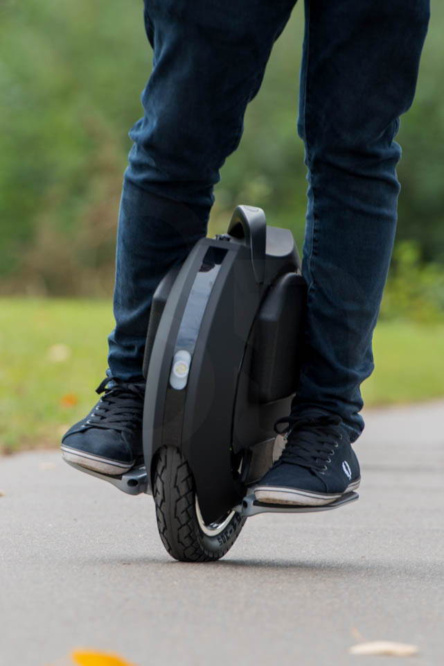 Kingsong KS16S Review riding turning tight left three