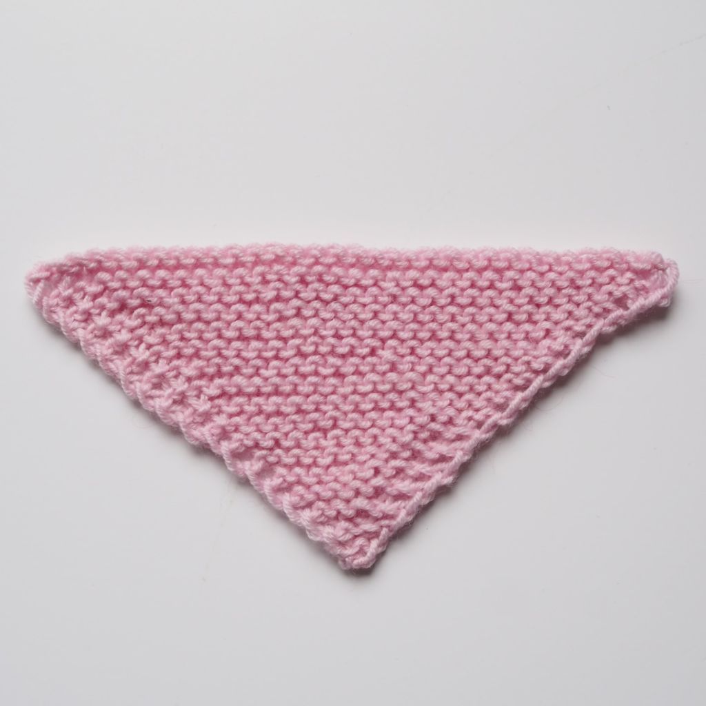 Gestricktes Dreieck das mit Zunahmen an beiden Kanten gestrickt wird.