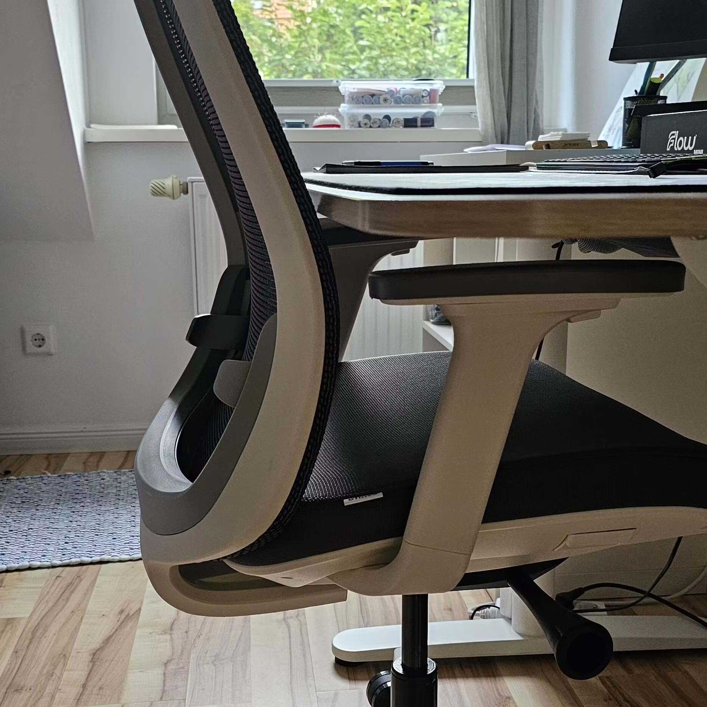Home Office ausgestattet mit einem weissen ofinto Ergo, welcher die Effizienz und Konzentration erhöht
