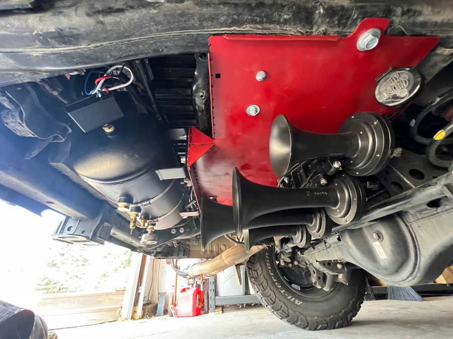 Wide undercarriage view air tank four horns red HB plate exhaust garage Brandon's Nathan AirChime K5LA 544 train horn gallery photo 5