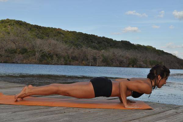 Chaturanga Dandasana (posture du bâton à quatre membres) l Mukha Yoga