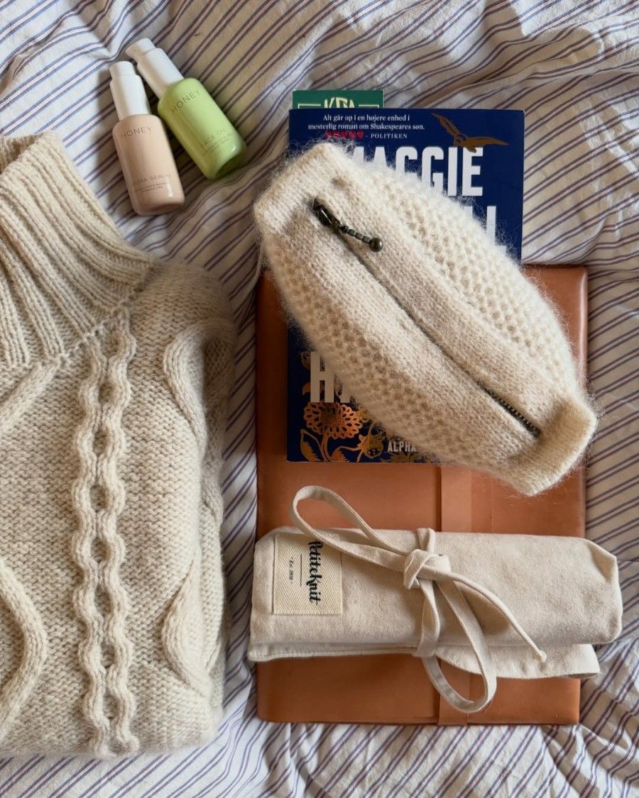 pakkebillede med Saga Sweater, Honey Clutch og pindeetui
