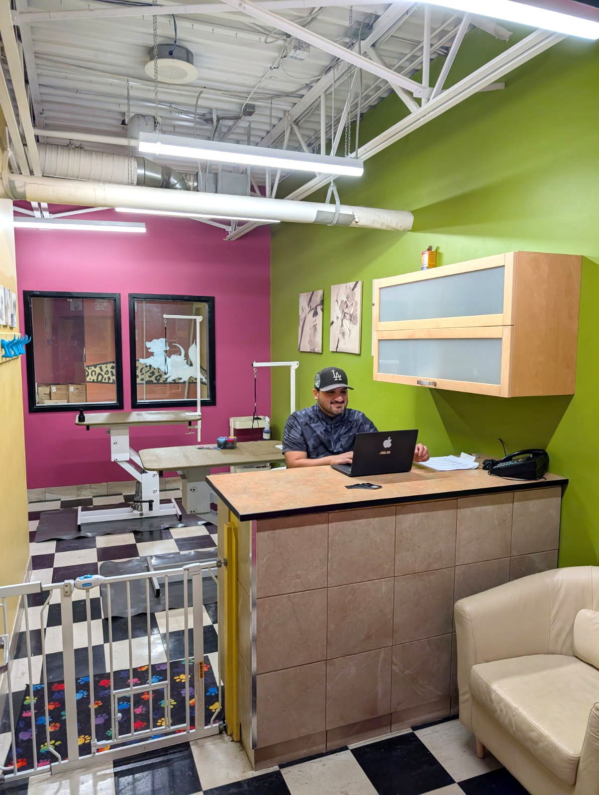 Grooming room at Petland Grandview
