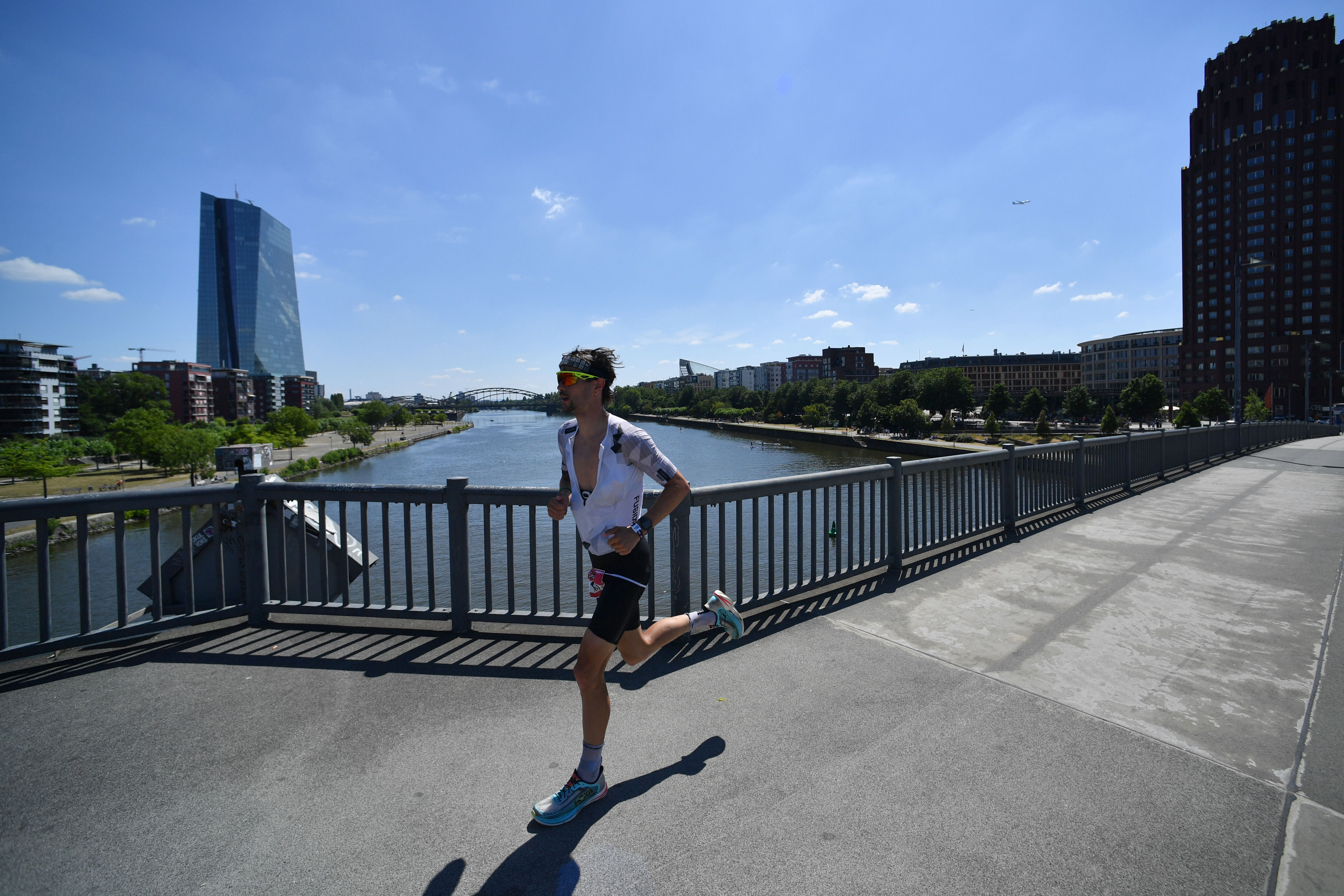 Athleten der IRONMAN Pro Series auf der Laufstrecke der IRONMAN Frankfurt European Championship 2025 am 29. Juni 2025 in Frankfurt am Main.
