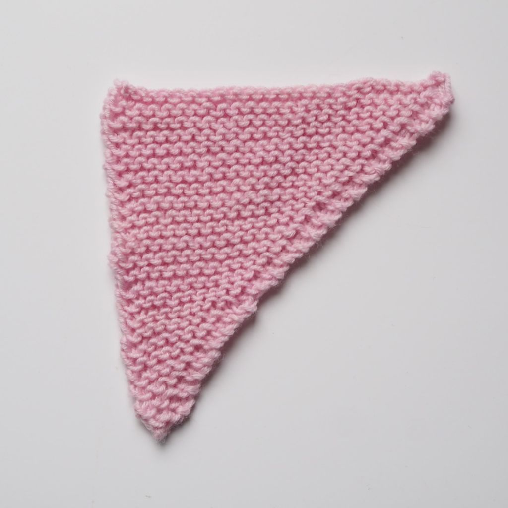 Gestricktes Dreieck mit Zunahmen an einer langen Kante.
