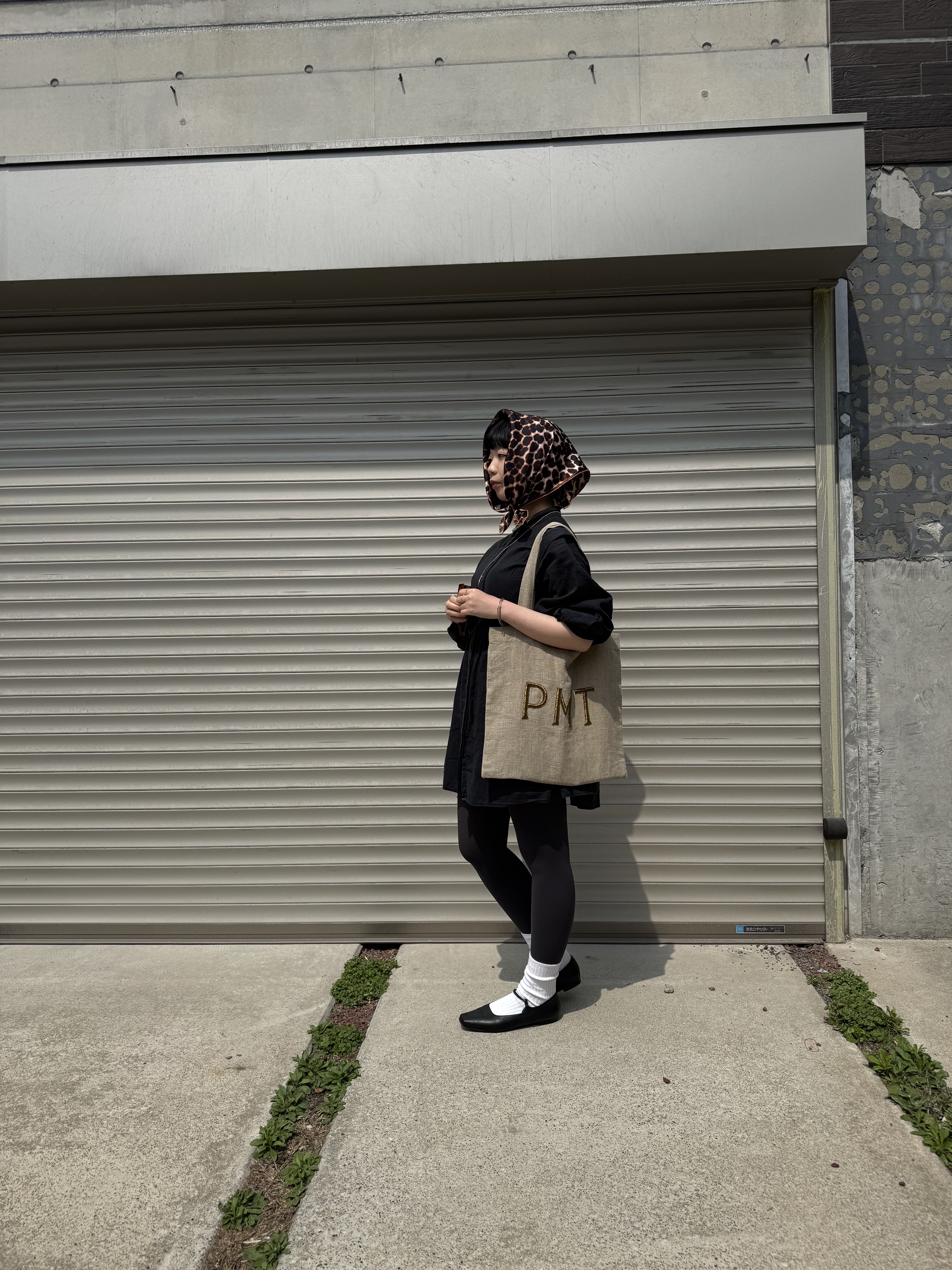 スカーフ 巻き方 首元 スタイリング スカーフ バッグ アレンジ