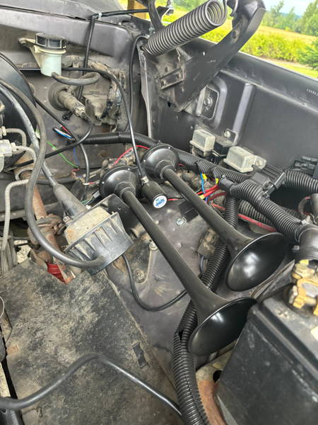 AC-M3 3-liter air system on Wyatt's RAM Charger