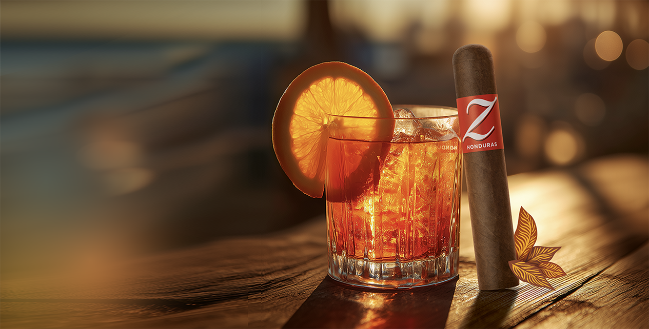  Zino Honduras-Zigarre, angelehnt an ein Glas mit Rum.
