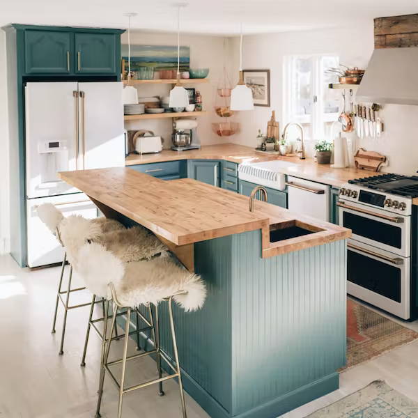 Cozy seats in Matte White kitchen