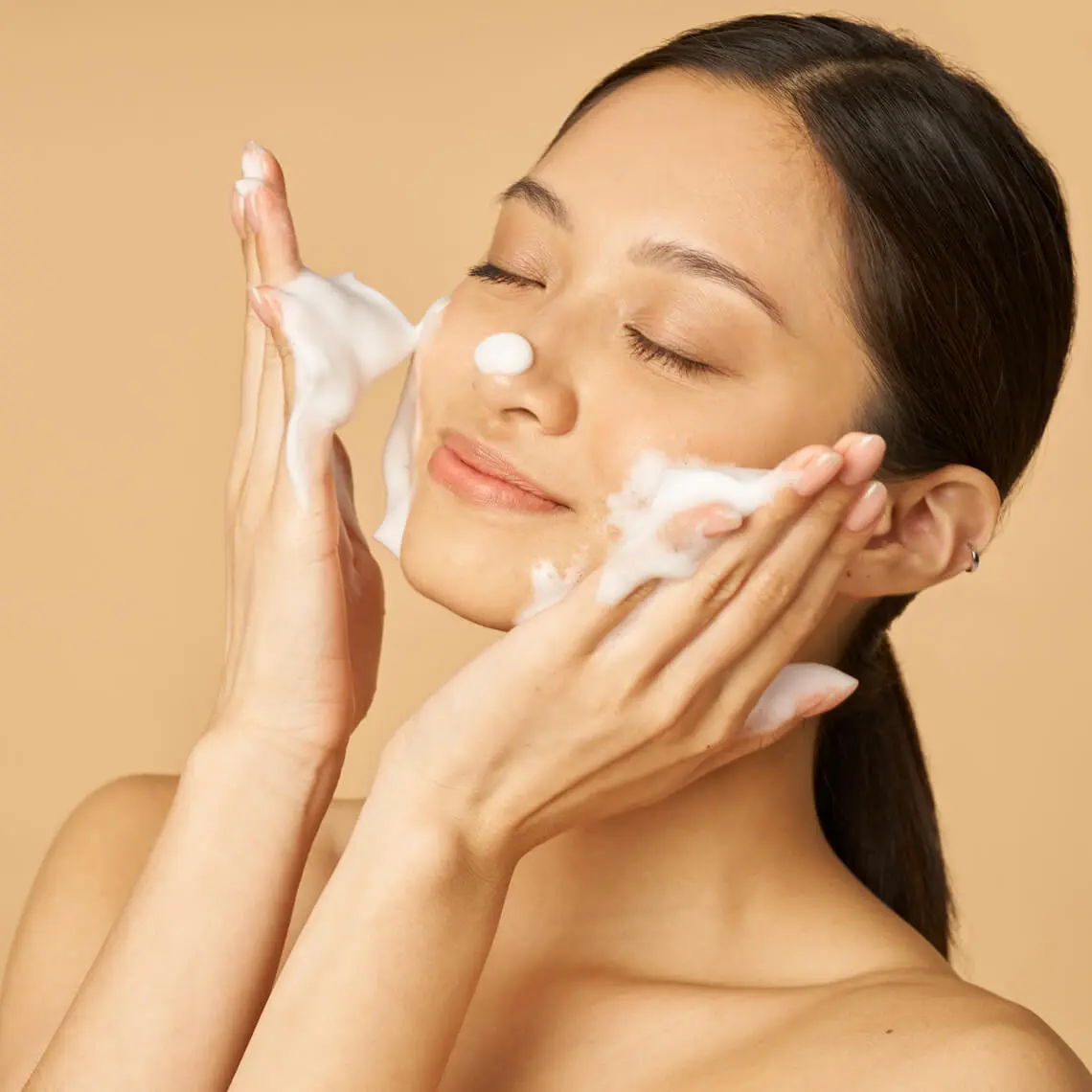 Microbiome-friendly face foam cleanser for daily skin purification