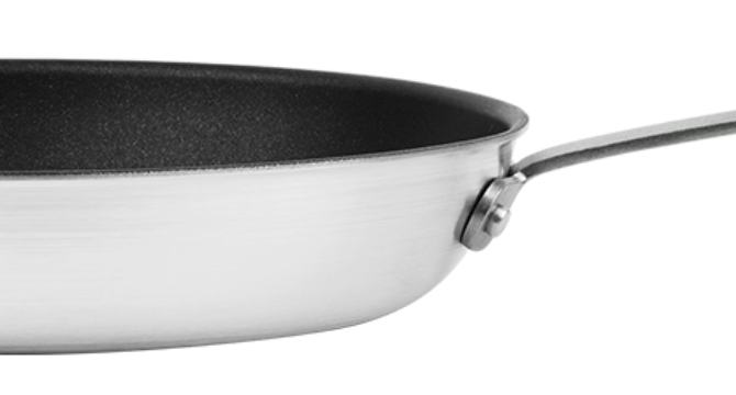 The Misen Nonstick Pan distributes heat evenly, ensuring a flat, even cooking surface.