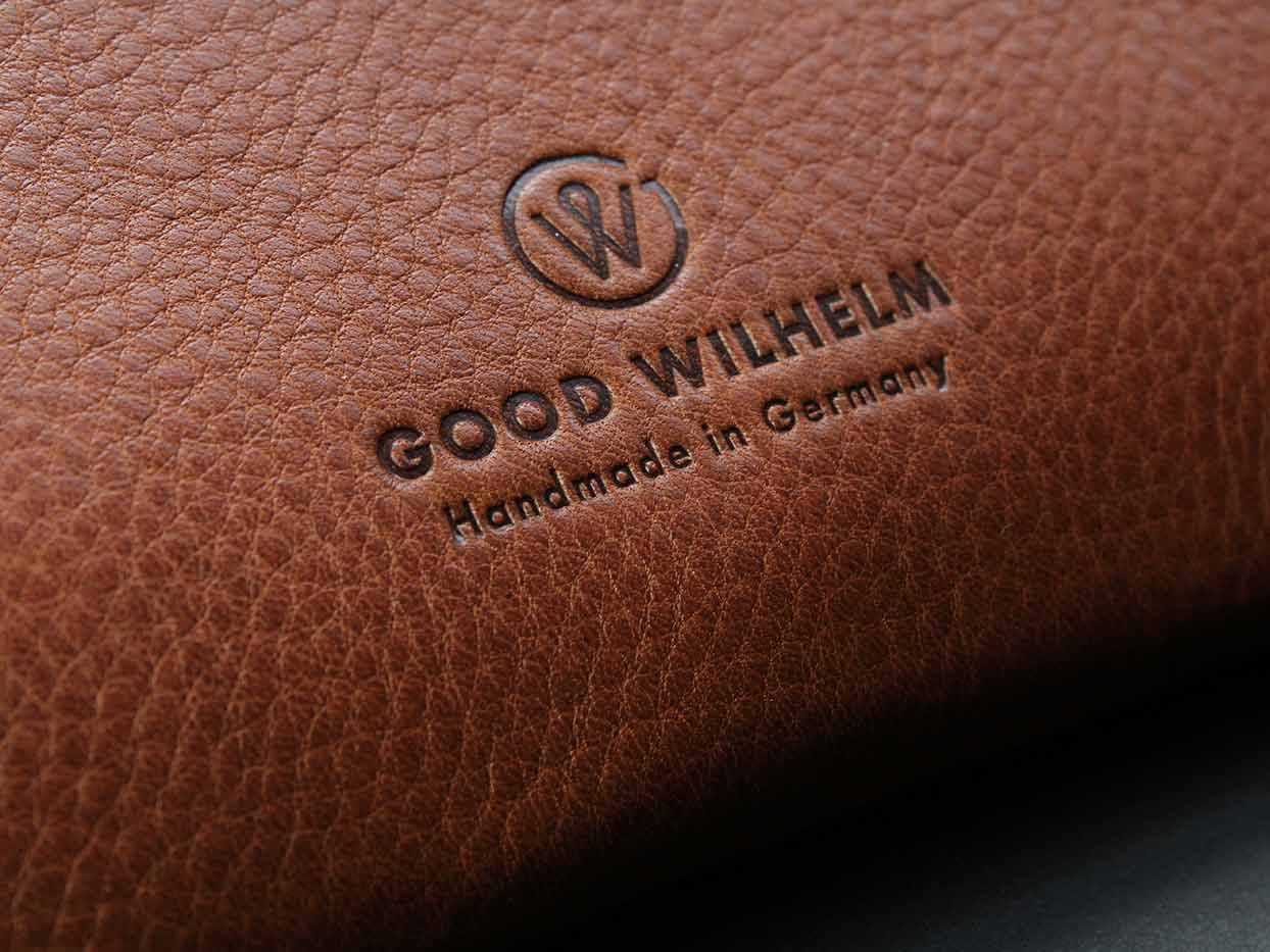Brennstempel mit Logo von Good Wilhelmauf hellbraunem Leder