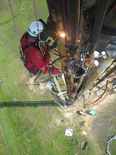 Man welding pipes 200ft up