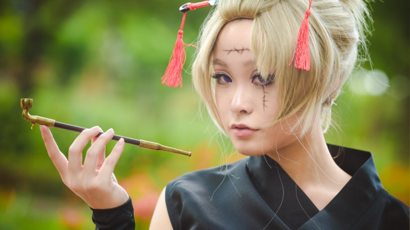 Anime Tsukuyo cosplay with violet kimono and blonde hair inspired by Gintama