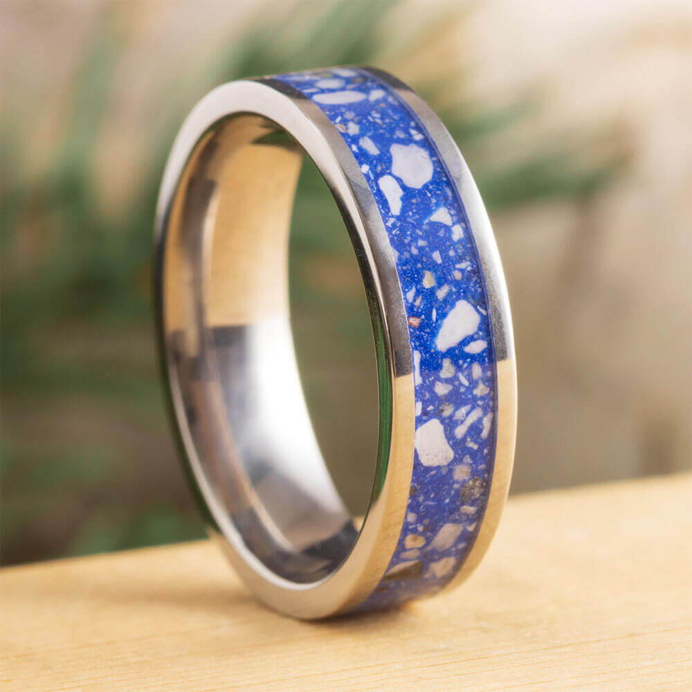 Memorial ring with cremation ashes in blue enamel in titanium