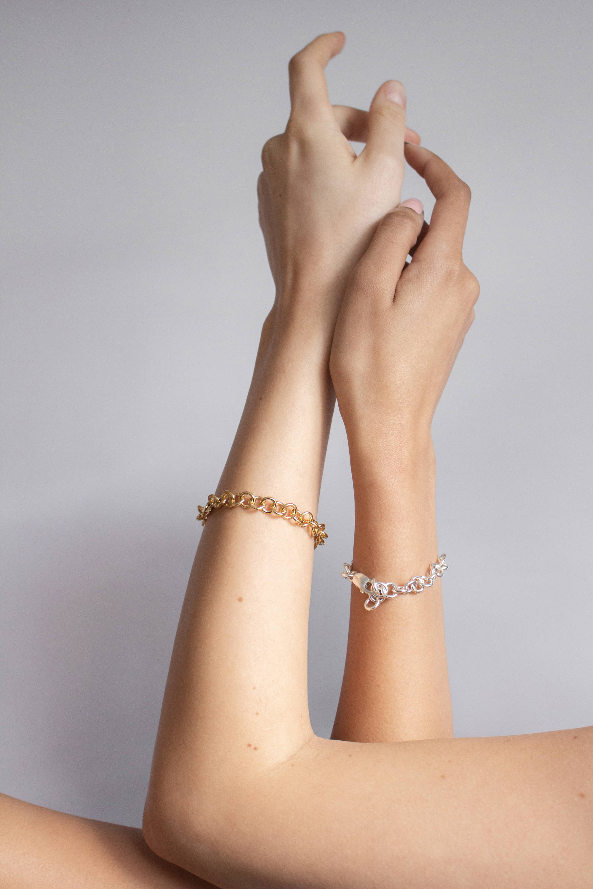gold and silver chunky link bracelets | all the way around bracelet | armbänder mit groben Glieder aus recyceltem 925 Sterlingsilber und 18k vergoldet