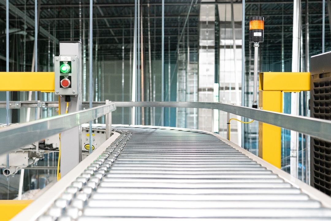 Roller conveyor with green control light