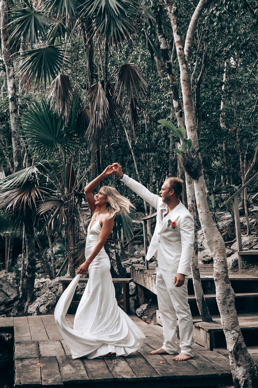 Marié faisant tournoyer la mariée dans la forêt