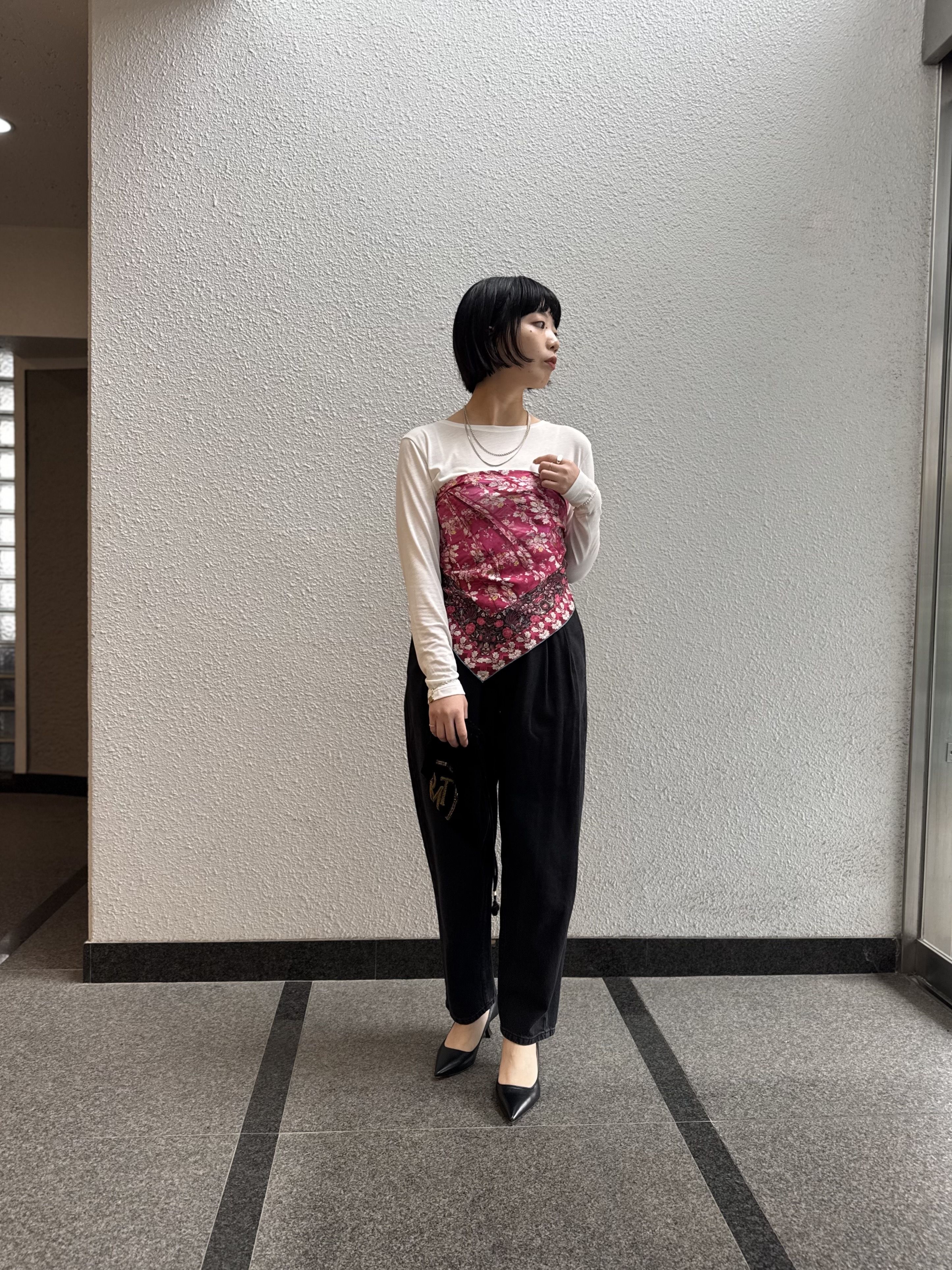 スカーフ 巻き方 首元 スタイリング スカーフ バッグ アレンジ