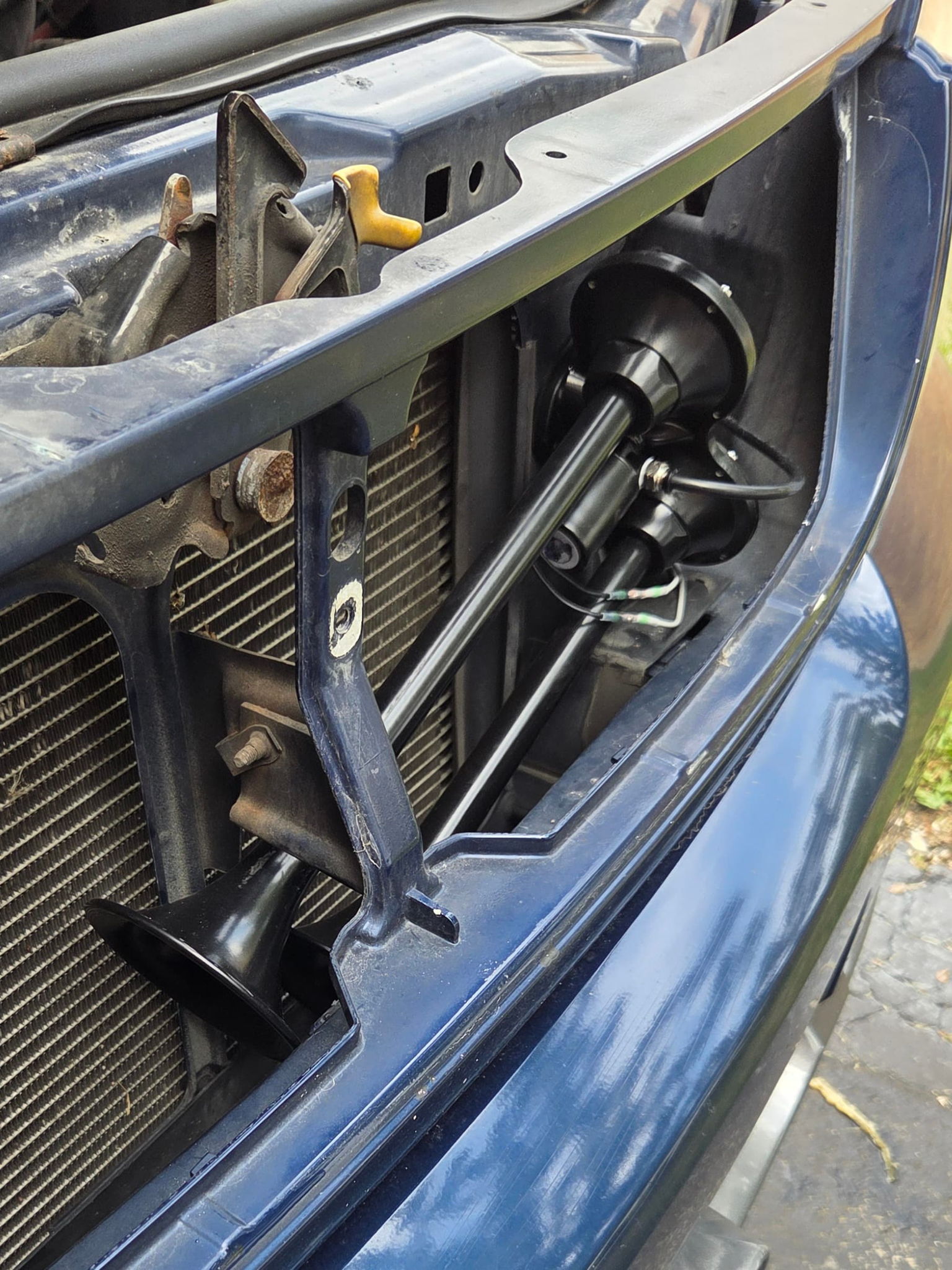 2005 Ford Explorer with 2-Chime 3-Liter Air Horn Kit installed