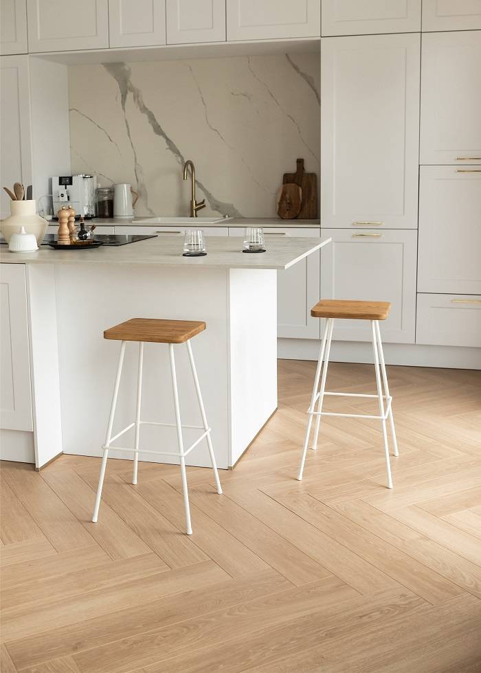 Bar stool BARNI - White metal bar stool with wooden seat | metal booth