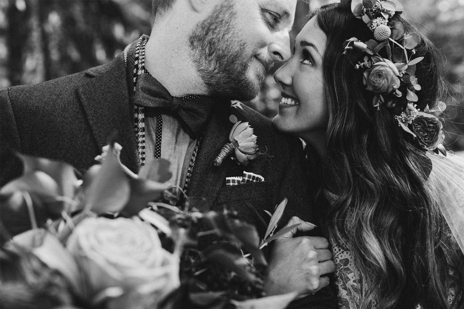 Photo en noir et blanc d'un couple se regardant dans les yeux