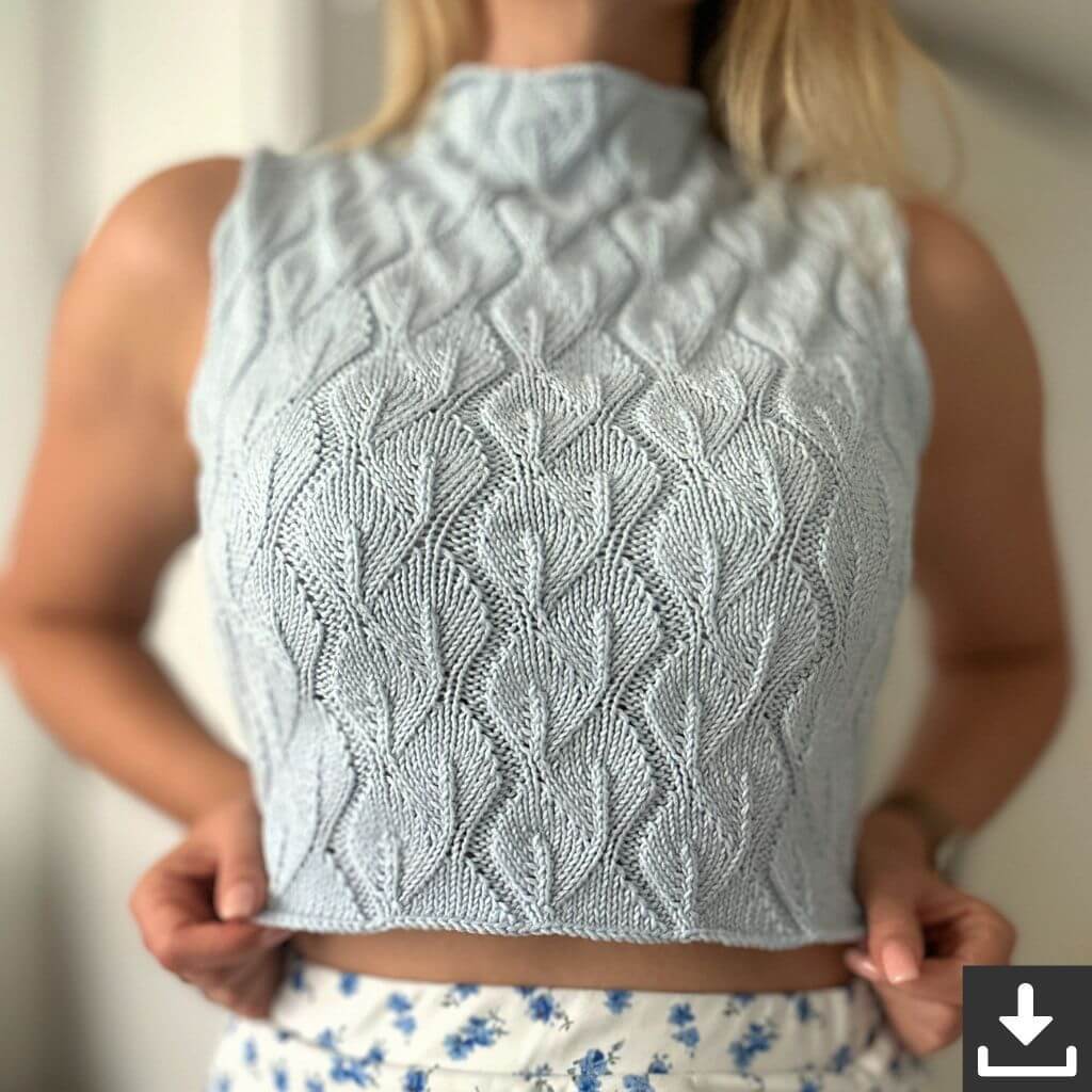 Frau in einem hellblauen gestrickten Crop Top mit Blattrelief.