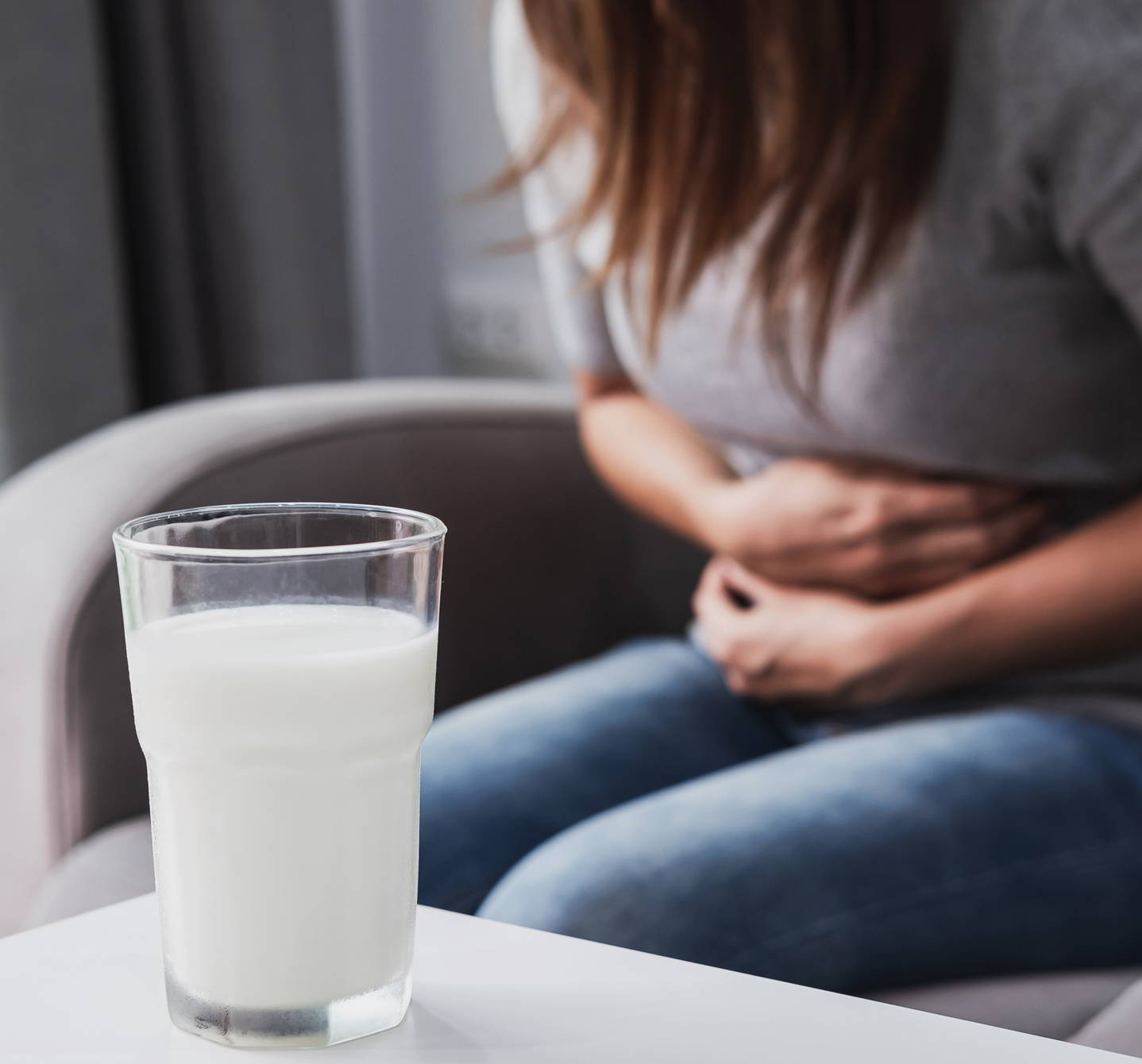 Allergie alimentaire ou intolérance? Ce verre de lait donnera un mal de ventre à cette femme en cas d’intolérance au lactose