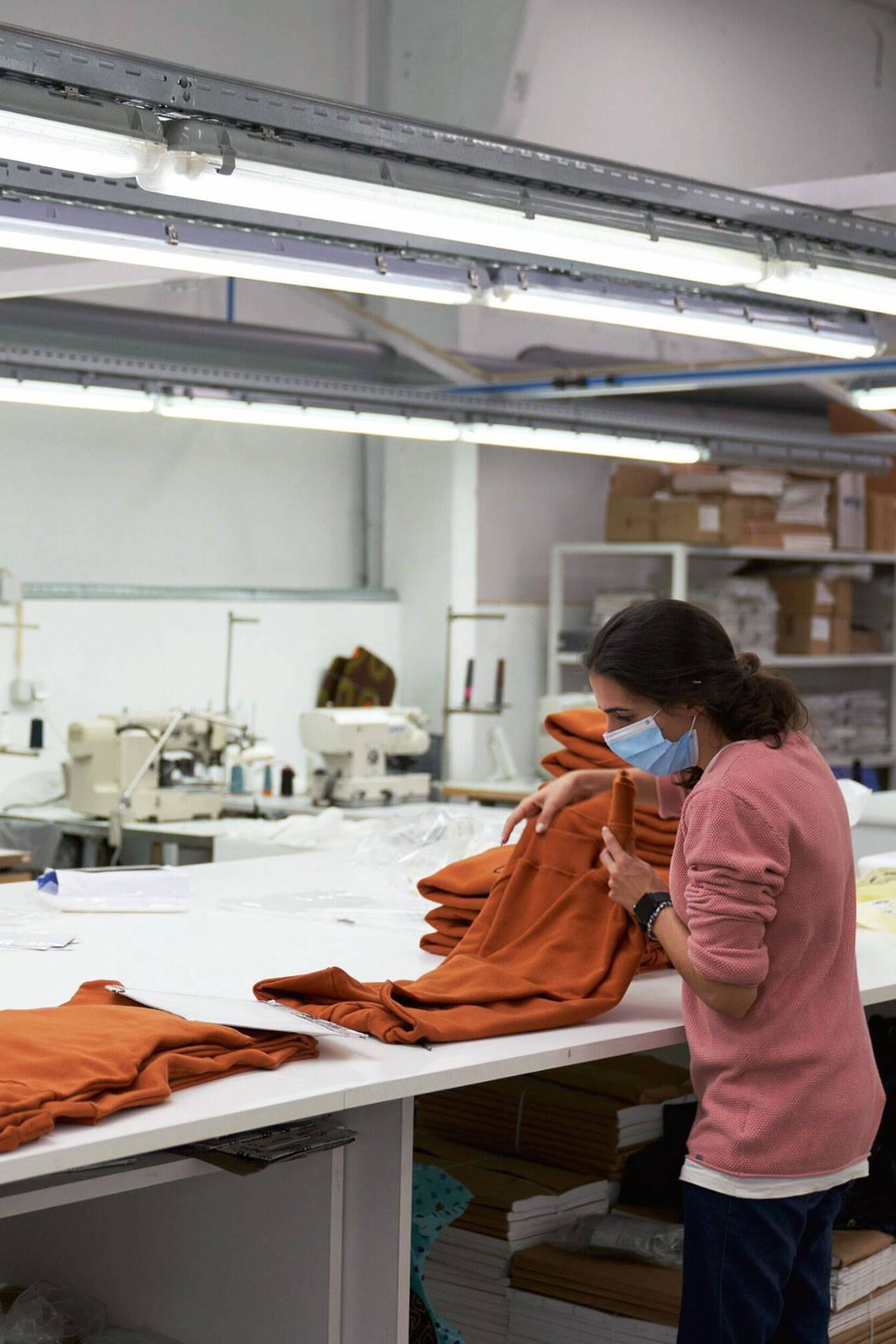 Produktionsmitarbeiterin bei Pure Cotton in der Produktionshalle
