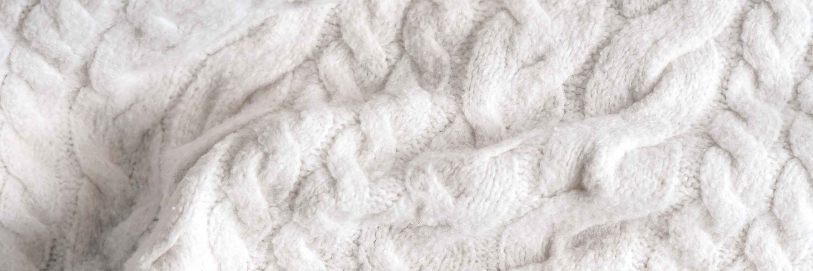 Strickstück mit unterschiedlichen Zopfmustern.