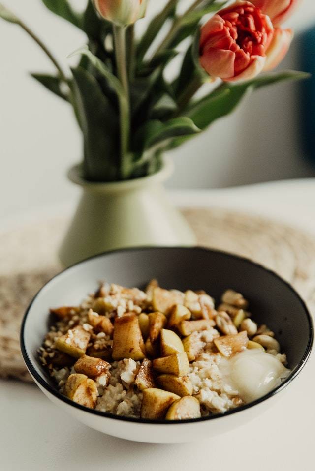 Porridge aux pommes et au quinoa à la mijoteuse | Mukha Yoga